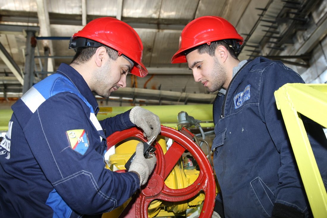 Операторы по добыче газа Тарлан Мамедов и Норик Агасян проводят замер загазованности в цехах