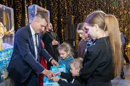 Гостинцы из рук генерального директора «Газпром добыча Надым» Дмитрия Щёголева получили все ребята