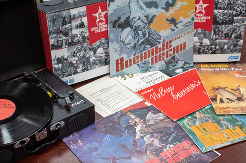В рамках акции «Песни Победы» компания «Газпром добыча Надым» передала в дар образовательным учреждениям проигрыватели и пластинки с песнями о Великой Отечественной войне