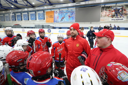 «Газпром добыча Надым» организовала мастер-класс олимпийского чемпиона по хоккею Егора Яковлева