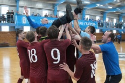 Игроки качают тренера команды Игоря Горина после победы в финале Спартакиады ПАО «Газпром»