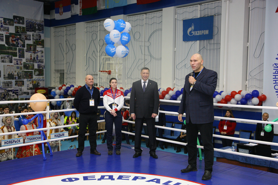 Николай Валуев выступает на церемонии открытия XVII Традиционного международного турнира по боксу памяти Владислава Стрижова