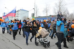 Работники Общества «Газпром добыча Надым» и их семьи на 9 Мая на параде Победы