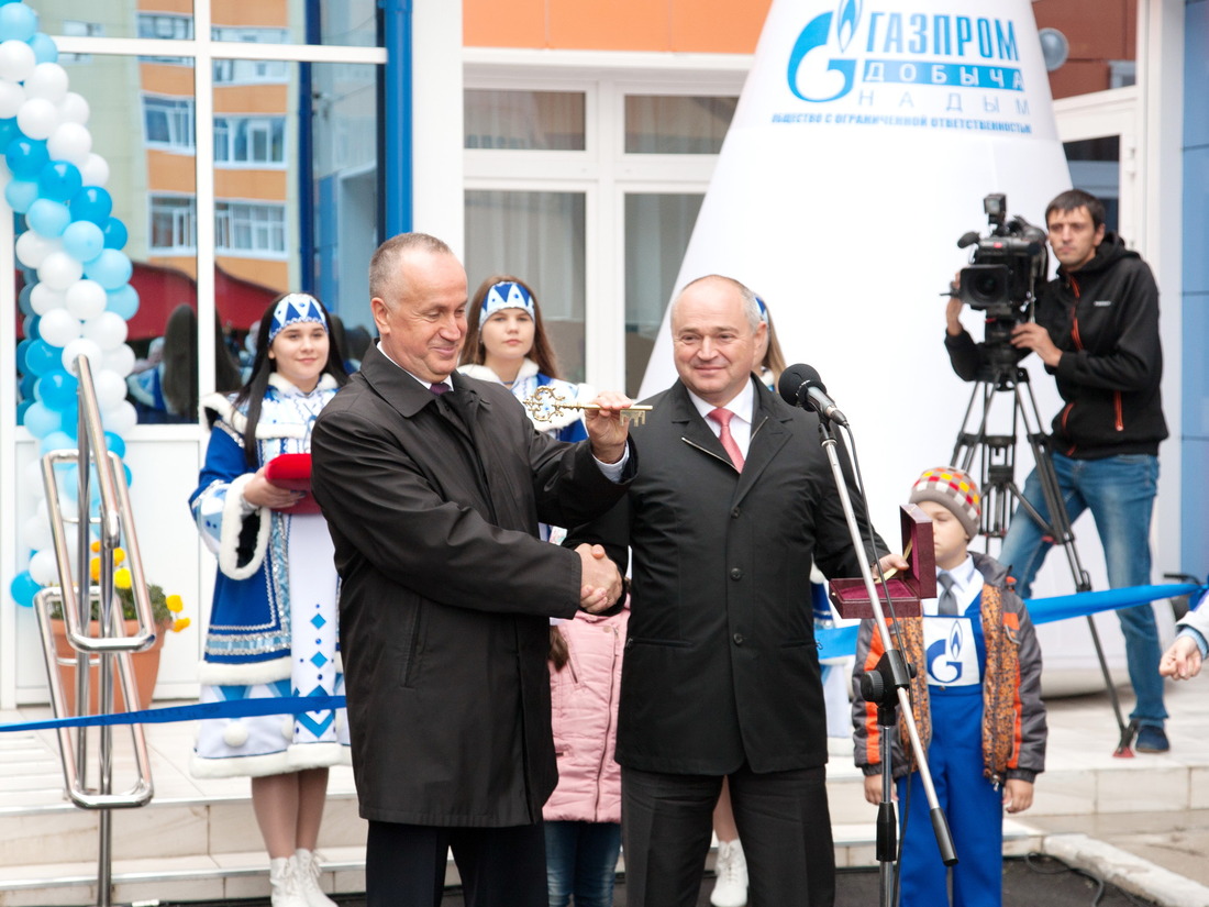 Сергей Меньшиков вручает символический ключ от детского сада главе Надымского района Леониду Дяченко