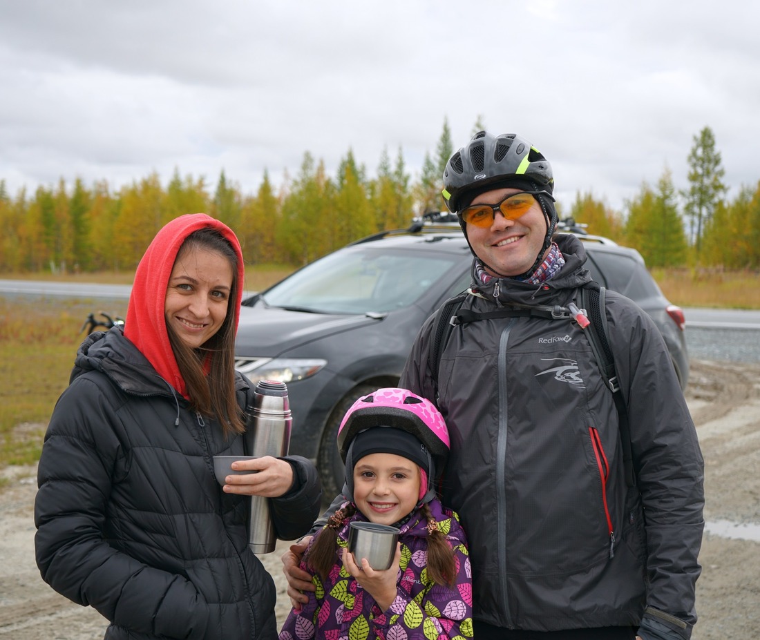 Самая юная участница велопробега Карина Шакирова с родителями