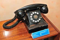 Самы старый экспонат музея — телефону 78 лет