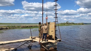 Открытие шлюза, отделяющего питомник от рек Обь-Иртышского бассейна