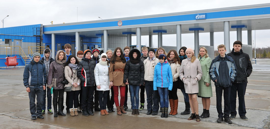 Школьники у Автомобильной газонаполнительной компрессорной станции в г. Надым