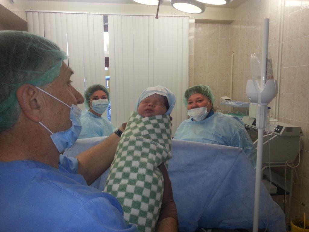Новорожденный на руках врача анестезиолога-реаниматолога Владимира Николаевича Шувалова