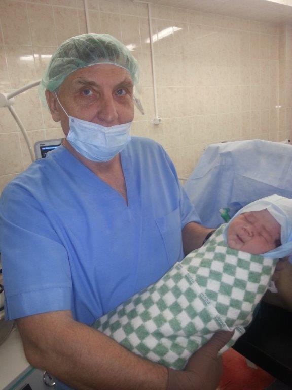 Новорожденный на руках врача анестезиолога-реаниматолога Владимира Николаевича Шувалова