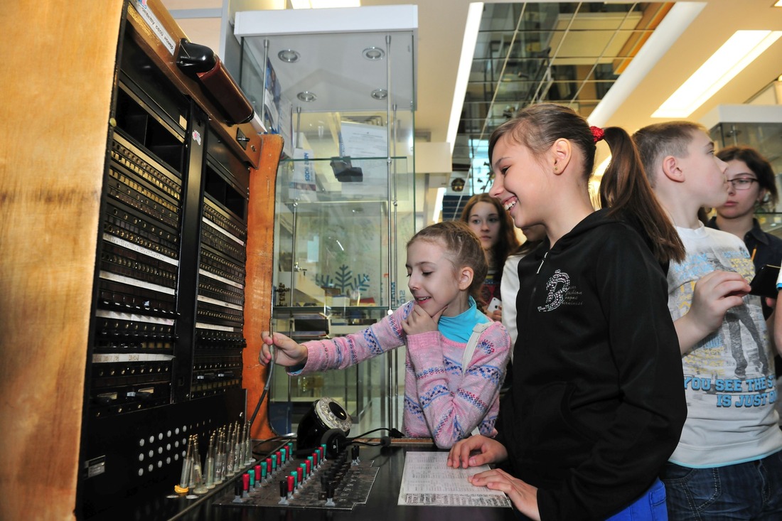 Школьники интересуются экспонатами музея газовиков