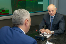 Генеральный директор ООО «Газпром добыча Надым» по селекторной связи принимает сводки с газовых промыслов компании от участников почётной вахты