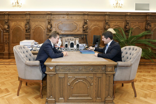 Алексей Миллер и Дмитрий Артюхов во время встречи