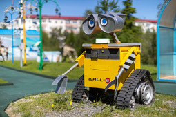 Один из самых узнаваемых и популярных обитателей уголка — макет робота ВАЛЛ-И