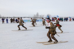 Лыжная эстафета. На ногах участников — самодельные охотничьи лыжи, вытесанные из ёлки, сосны или березы.