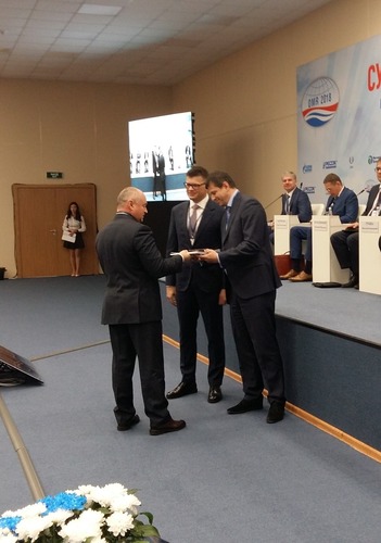 Генеральный директор ООО «Газпром добыча Надым» Сергей Меньшиков получает награду конкурса разработок, направленных на развитие Арктики