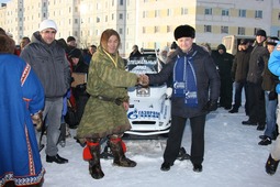 Сергей Меньшков вручает снегоход Александру Хатанзееву