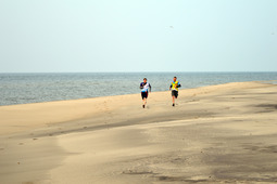 Добровольцы поддерживают спортивную форму, совершая пробежки по берегу Карского моря