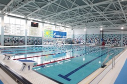 Большой бассейн в физкультурно-оздоровительном комплексе в Тихвине
