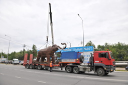 Перевозка семитонной скульптуры на место установки в городе Надыме