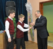 Сергей Меньшиков вручает лыжи надымским школьникам