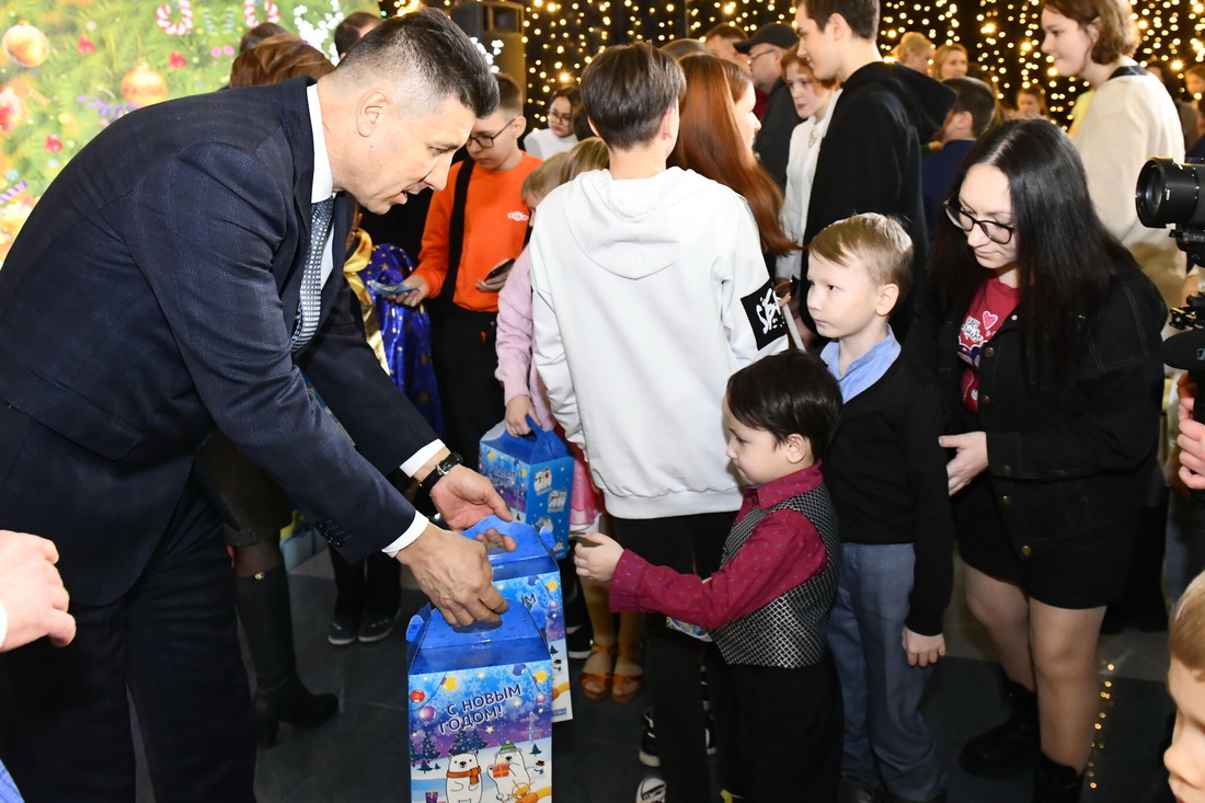 Новогодние подарки детям вручил генеральный директор «Газпром добыча Надым» Игорь Мельников