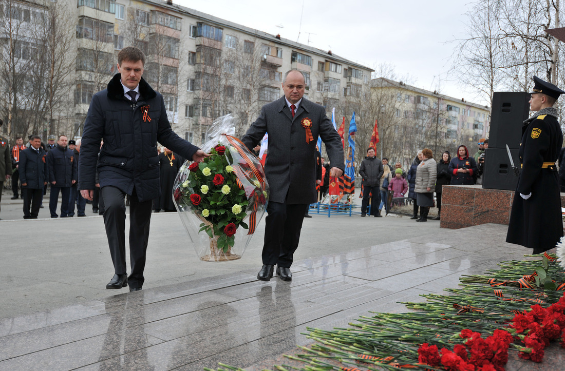 Возложение цветов к памятнику павшим героям Великой Отечественной войны