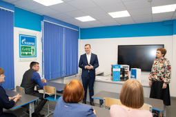 Заместитель генерального директора по управлению персоналом ООО «Газпром добыча Надым» поздравил коллектив первой школы