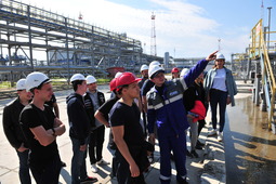 Гости промысла — студенты нефтегазовых вузов страны и молодые специалисты ООО «Газпром добыча Надым»
