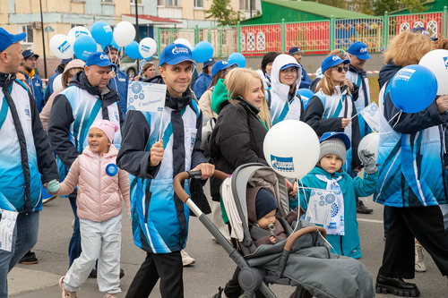 Улыбки, шары и флаги — обязательные атрибуты праздника