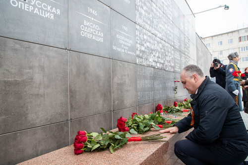 Церемония возложения цветов в Сквере воинской славы