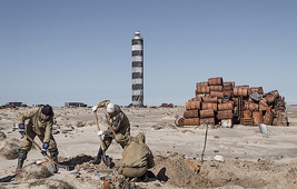 Волонтёры на острове Вилькицкого. Фото пресс-службы Правительства ЯНАО