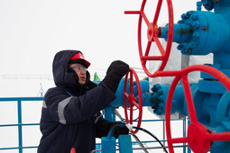 Оператор по добыче нефти и газа Марсель Хайруллин проводит осмотр фонтанной арматуры на втором газовом промысле Бованенковского месторождения
