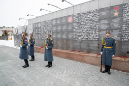 Прошлой весной компания обновила мемориальное панно «Бессмертный полк» в Сквере воинской славы