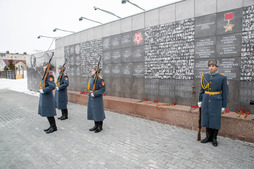 Прошлой весной компания обновила мемориальное панно «Бессмертный полк» в Сквере воинской славы