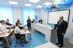 Генеральный директор ООО «Газпром добыча Надым» Сергей Меньшиков встретился с учениками надымского Газпром-класса и поздравил их с началом учебного года