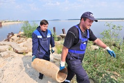 Но мы не только благоустраивали территорию города и посёлка. Земля за пределами населённых пунктов тоже нуждается в ликвидации накопленного экологического ущерба. Поэтому в июле сотрудники «Газпром добыча Надым» поддержали акцию «Чистый берег» и навели порядок на берегу реки Надым в районе речного порта.