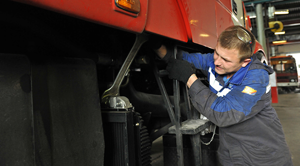 Слесарь по ремонту автомобилей 4 разряда Пензин Вадим производит ремонт гидравлической системы автомобиля