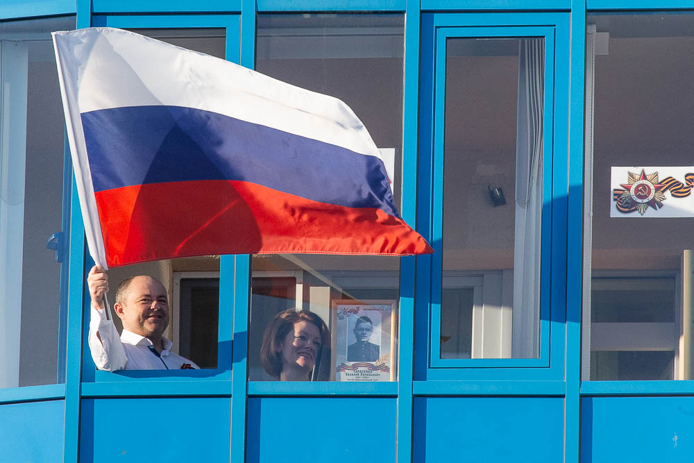 Флаг России — обязательный атрибут праздника Победы в нашей стране
