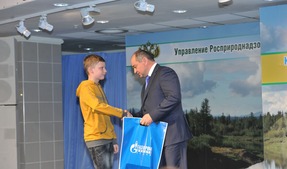 Сергей Меньшиков награждает победителя в специальной номинации «Наибольшее количество работ»