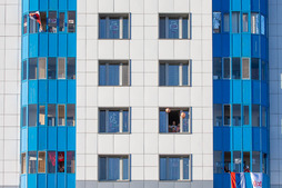 Работники «Газпром добыча Надым» спели «День Победы» на своих балконах