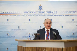 Генеральный директор ООО «Газпром добыча Надым» Сергей Меньшиков во время доклада