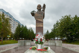 В 1997 году надымчане увековечили память о Владиславе Стрижове, назвав его именем городской бульвар
