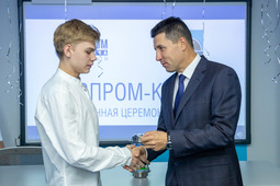 Генеральный директор «Газпром добыча Надым» Игорь Мельников вручил значки новым ученикам «Газпром-класса»