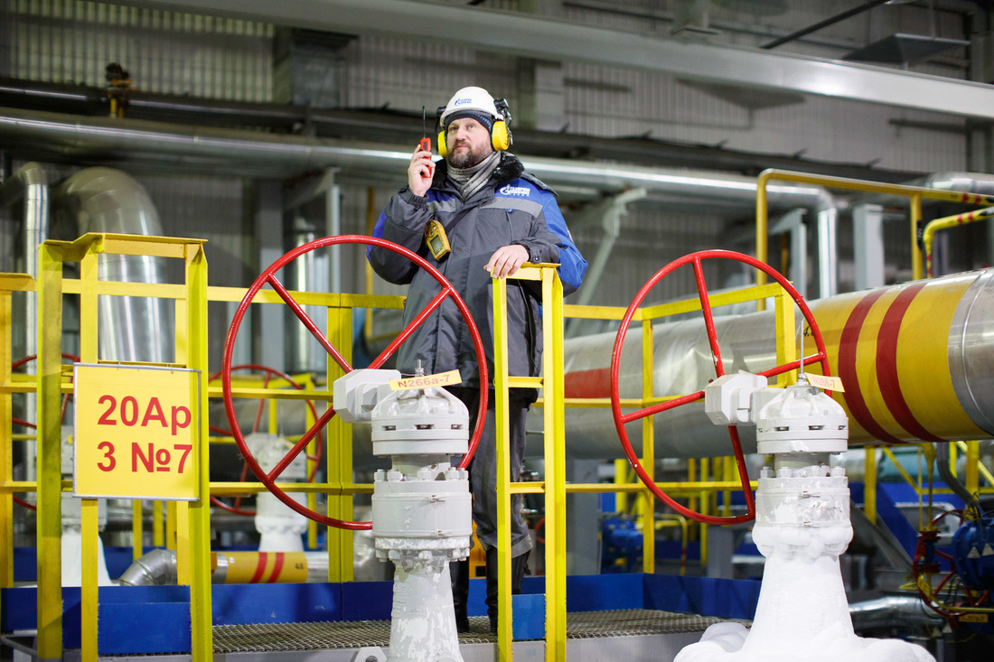 Слесарь контрольно-измерительных приборов и автоматики Анатолий Цигельников совершает обход цеха газового промысла