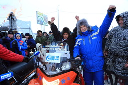 Победитель гонок на оленьих упряжках получает специальный приз ООО «Газпром добыча Надым» — снегоход