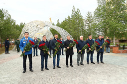 Церемония возложения цветов к памятникам первопроходцев освоения Севера в чеcть дня города Надыма и Дня работников нефтяной и газовой промышленности