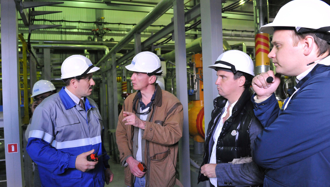 Есть вопросы? За свою работу отвечаем. С гостями общается ведущий инженер ГП-2 Павел Балобин. Третий слева Айварас Абромавичус.