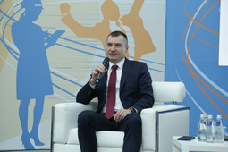 На вопросы молодых работников ответил генеральный директор компании Дмитрий Щёголев