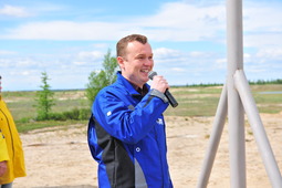 Участников приветствует Андрей Тепляков, заместитель генерального директора по управлению персоналом ООО «Газпром добыча Надым»
